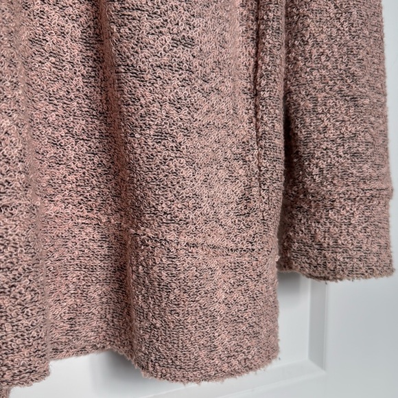 Buc-ee's Sweater Boucle Dusty Rose
Loop Black Background Burgundy - size small - Picture 8 of 9